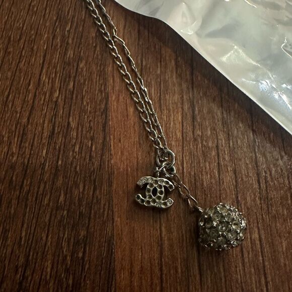 Elegant Silver Pendant Necklace for fun - Picture 3 of 8